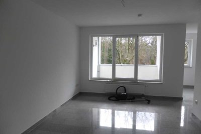 Helle frisch renovierte Dreizimmerwohnung mit Balkon und offener Küche