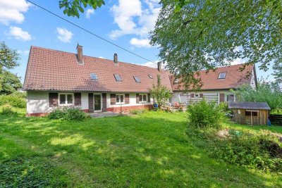 Viel Platz für Ihre Ideen – Großzügiges Wohnhaus mit Geschichte und viel Natur am Höchsten