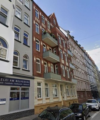Schöne 3 Zimmer Altbauwohnung mit Loggia und Balkon
