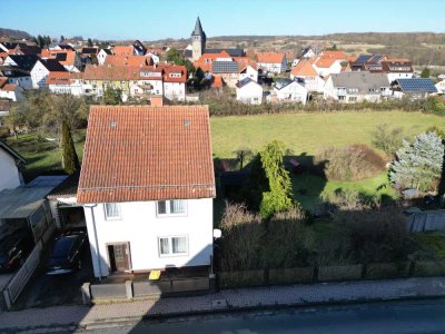 Freistehendes Sanierungsobjekt mit Keller, Garage und Garten in begehrter Lage von Ahnatal