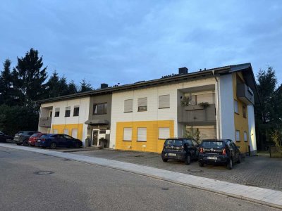 Frisch renovierte 2,5-Zimmer-Wohnung mit Balkon, großem Kellerraum & Stellplatz in Bischweier