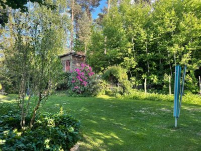 Stilvolles Zweifamilienhaus mit Traumgarten in idyllischer Waldrandlage