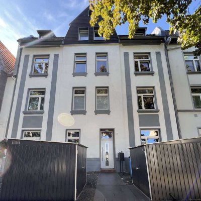 Moderne 2-Zimmer-Dachgeschosswohnung inkl. Top-Küche in kernsaniertem Haus