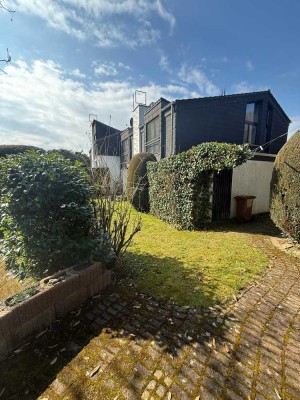 GELEGENHEIT IM BIETERVERFAHREN: Großzügige DHH - Raumwunder mit idyllisch angelegtem Garten