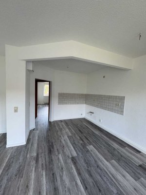 Schöne, geräumige und vollst. renovierte 2-Zimmer-Wohnung mit geh. Innenausstattung