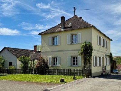 Mehrfamilienhaus in einem ehemaligen Schulgebäude mit Anbau – Historisches Juwel mit Altbau- und 70e