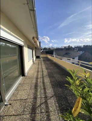 Schöne 3,5-Zimmer-Wohnung mit EBK, 40qm Terrasse und Gemeinschaftspool in Abstatt