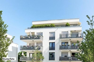 Reihenhausanlage mit 8 Häusern und 8 Stellplätzen