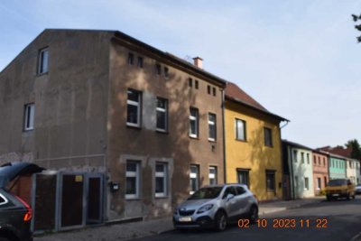 Sanierungsbedürftiges Wohnhaus mit diversen Nebengebäuden