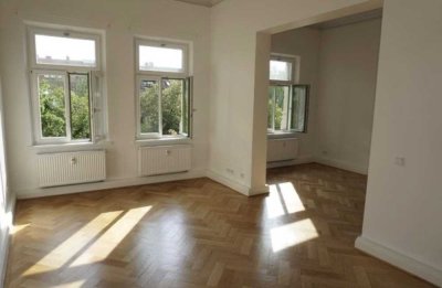 Altbau 3-Zimmer-Wohnung mit gehobener Innenausstattung mit Balkon in Fürth
