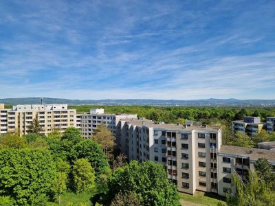 130m² / 5 Zimmer /  2 Etagen  /  3 Balkone  /  2 Bäder / 2 Tiefgaragenstellplätze  /  Fernblick