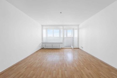 HEGERICH: Leerstehende 1-Zimmer-Wohnung mit Loggia in Nähe des Olympia-Einkaufszentrums