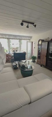 Drei Zimmer Erdgeschosswohnung mit großem eigenen Garten-provisionsfrei