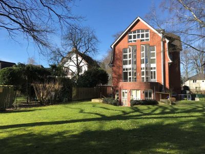 IE906 - Rahlstedt - Traumhaft modernisierte 2 Zi.-Wohnung mit großer Terrasse in schöner Villa!