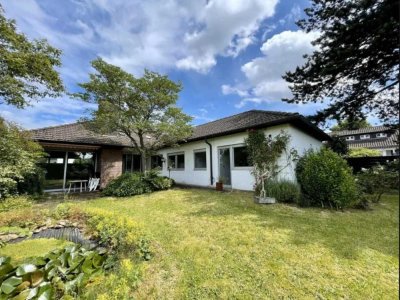 Winkelbungalow auf großem Gartengrundstück in bevorzugter Lage