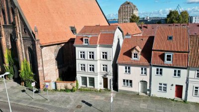Altstadtjuwel mit Potenzial – Stadthaus mit Gewerbe und Ferienwohnungen in Stralsund
