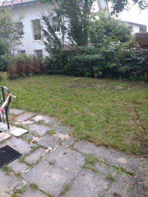 **WUNDERSCHÖNE SANIERTE 2 ZIMMERWOHNUNG MIT GROßEM GARTENANTEIL und Neuwertiger Küche**