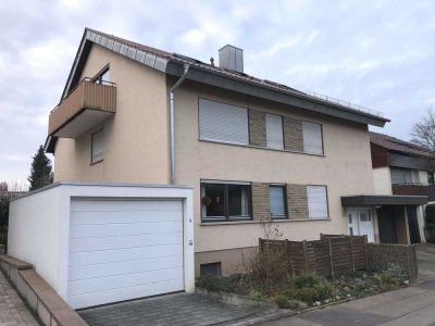 Einziehen & Wohlfühlen: Modernisierte 4-Zimmer-Wohnung im OG mit Balkon & Garage. 3-Familienhaus.
