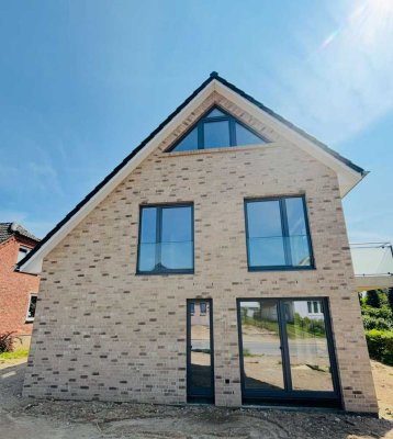 Erstbezug, sehr schöne und sonnige 4 Zimmer, Balkon, Carport, Einbauküche u.v.m…