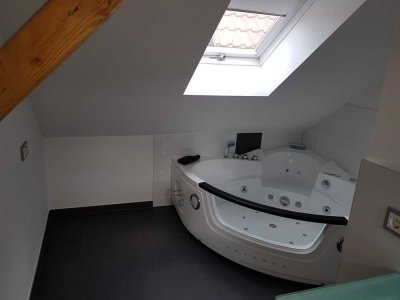 Ab sofort zu vermieten 4 Zimmer Whirlpool, Balkon , Maisonette Wohnung mit Galerie .