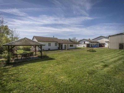 Landwirtschaftliches Anwesen mit Nebengebäude und Wohnhaus