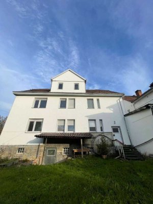 �Renovierungsbedürftiges Mehrfamilienhaus mit 3 Wohnungen und Bauoption in Weidhausen bei Coburg