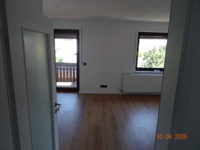 Frisch renovierte 2,5-Zimmer-Wohnung mit Balkon, Garage & großem Keller in ruhiger Lage