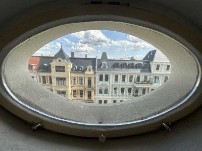 Prachtstraße! 3-Raum-Maisonettewohnung im Dachgeschoss, mit Wannenbad & Stellplatzmöglichkeit!
