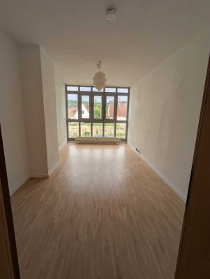 Erstbezug nach Sanierung: helle 3-Zimmer-Wohnung mit Balkon und Stellplatz - 2 Minuten zur S-Bahn
