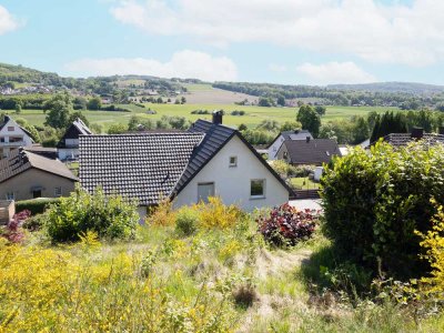 Panoramablick inklusive: großzügiges Ein- bis Zweifamilienhaus auf traumhaftem Grundstück