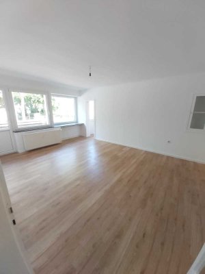 Schöne helle 2 Zimmer-Wohnung mit 2 Balkonen sucht Nachmieter! Frei ab sofort!