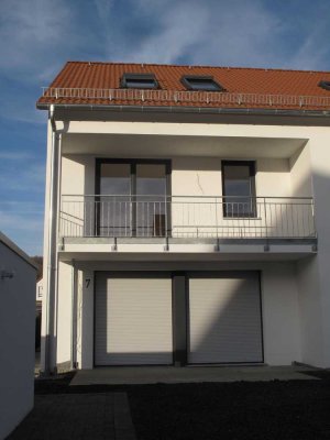Neuwertige DHH mit Balkon und Terrasse in ruhiger Wohnlage