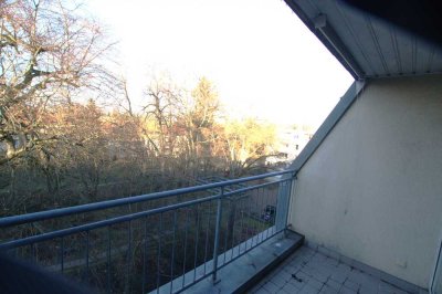 Helles Dachgeschoß mit SW Balkon und Grünblick