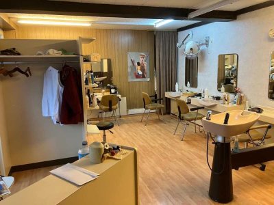 Friseursalon - könnte zu Wohnraum umgenutzt werden.