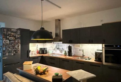 Ottensen erleben: 3 Zimmer Wohnung mit Loggia und Einbauküche in Hamburg Altona