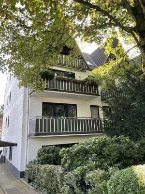 Geschmackvolle zwei Zimmer DG-Wohnung mit Fahrstuhl, Loggia und EBK in Bremens bester Lage