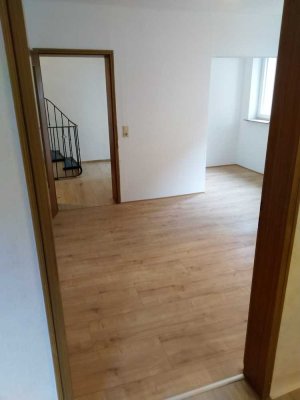 Großes Haus, 198 qm, 8 Zimmer, Garage, 2 Küchen (1 m. EBK), 2 Balkone, 2 Bäder sowie 2 mal Dusche/WC