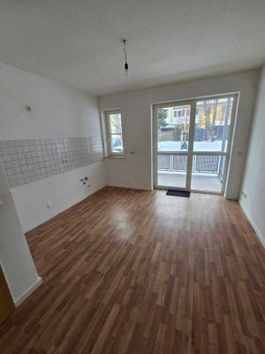 1,5-Zimmer-Wohnung im Hochparterre mit Balkon und Tageslichtbad in Weimar / Außenstellplatz optional