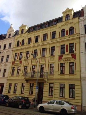 3-Raum-Dachgeschosswohnung mit Einbauküche, sonnigem Balkon, Wannenbad & Stellplatzmöglichkeit!