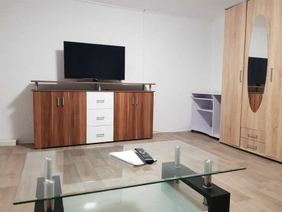 Vollständig renovierte 1-Zimmer-Wohngemeinschaft mit eigenem Bad/WC auf einem Stockwerk