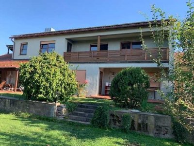 Gepflegte, ruhig gelegene 4-Zimmer-Wohnung mit vielen Extras, u.a. Einbauküche, Balkon mit Blick in
