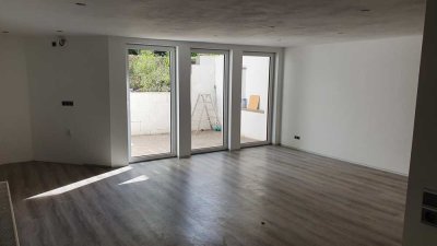 Sonnige 2,5-Raum-Kellerwohnung mit schöner Terrasse in Geretsried
