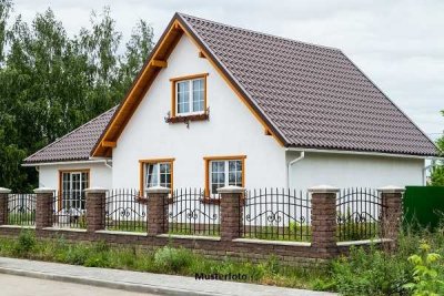 1- bis 2-Familienhaus mit 14 Pkw-Stellplätzen - provisionsfrei