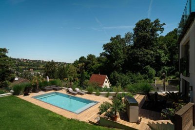 Elevated Living: VILLA MIT SALZWASSERPOOL, AUFZUG &amp; HERRLICHEM AUSBLICK