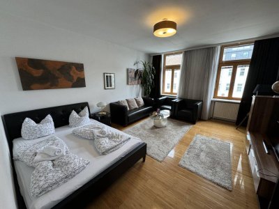 DIREKT BEI DER U1 - MÖBLIERTES 2-ZIMMER APARTMENT - SOFORT VERFÜGBAR - LIFT - NÄHE CITY!