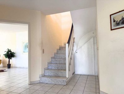 LICHTDURCHFLUTETE DG-MAISONETTE – mit Balkon, Garten und Garage im Grünen