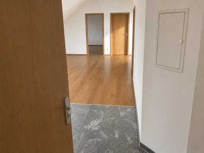 Sanierte Dachgeschoss-Wohnung zu vermieten | 3-Zimmer-Wohnung (85m²)