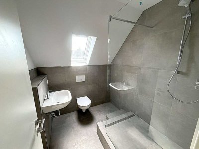 EINZIEHEN UND WOHLFÜHLEN - Sanierte 2,5 Zimmer DG Wohnung in guter Lage von Essen-Bedingrade