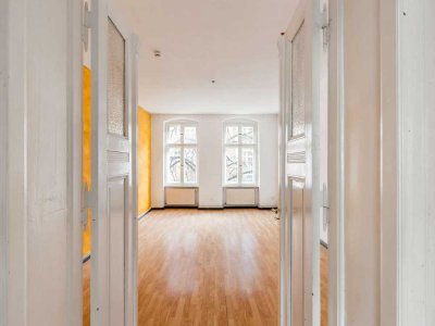 Lichtdurchflutete Altbauwoh-nung mit Südbalkon und Potenzi-al zur individuellen Gestaltung