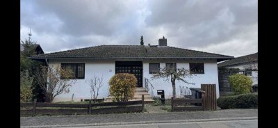 Freistehendes Einfamilienhaus mit parkähnlichem Garten in ruhiger Lage von Gau-Bischofsheim